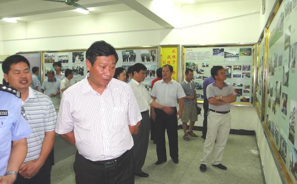 党总支一行参观中渡监狱展览室