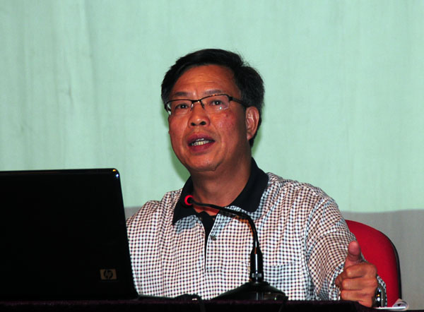 钟瑞添教授为领导干部做学习十七届四中全会辅导报告。