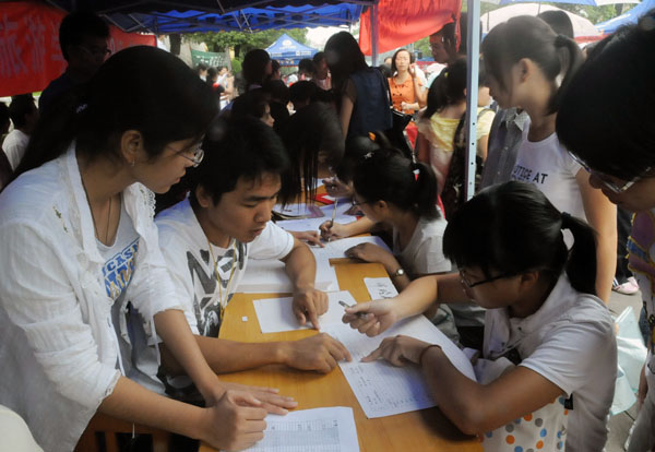 新生在报到处填表注册。