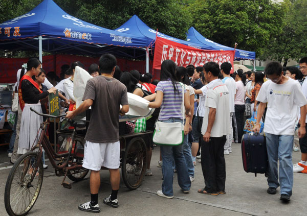 各学院新生接待站前人头攒动。