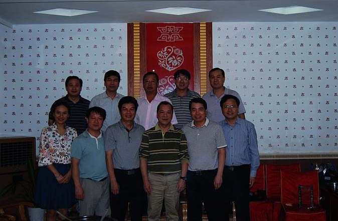 副校长白晓军一行与阳朔县领导、校友合影