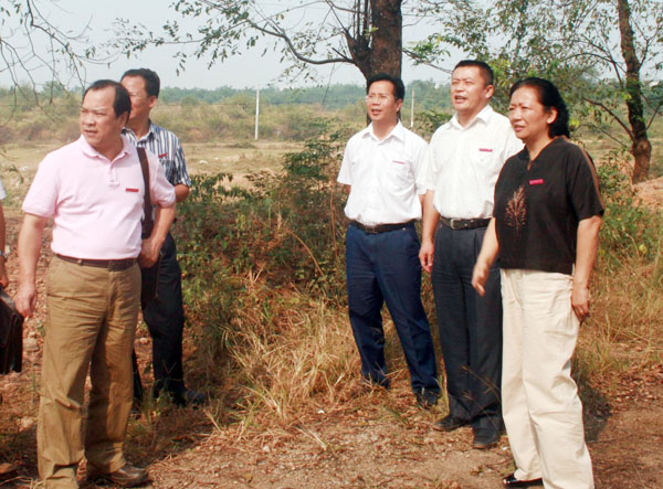 校领导考察教职工住宅用地(右一为王 枬书记、右二为王源平副书记、左一为白晓军副校长)。