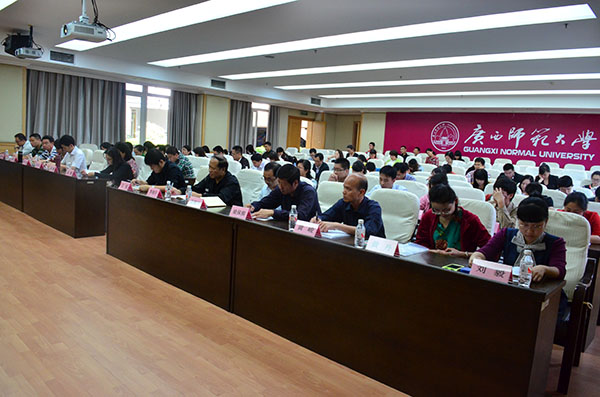 学员认真听讲（大学生通讯社　张立紫　摄）