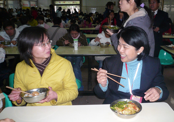 评估专家与我校学生共进午餐并亲切交谈。