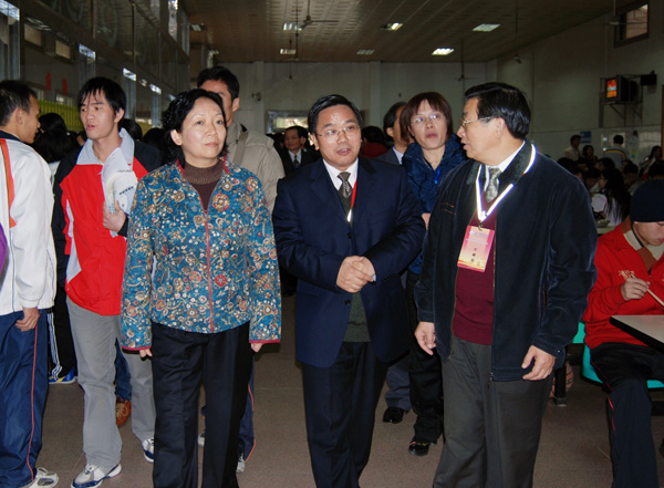 评估专家考察学生食堂。