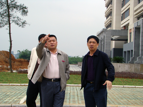 校党委王源平副书记（左一）带领来访的客人实地考察我校新校区。