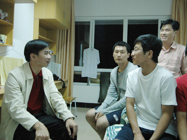 梁宏校长看望韩国留学生