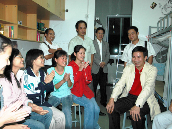 梁宏校长到学生宿舍看望新生