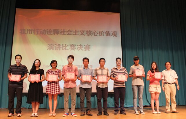 学校领导与荣获学院优秀组织奖代表合影