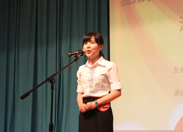 选手正在精彩演讲中