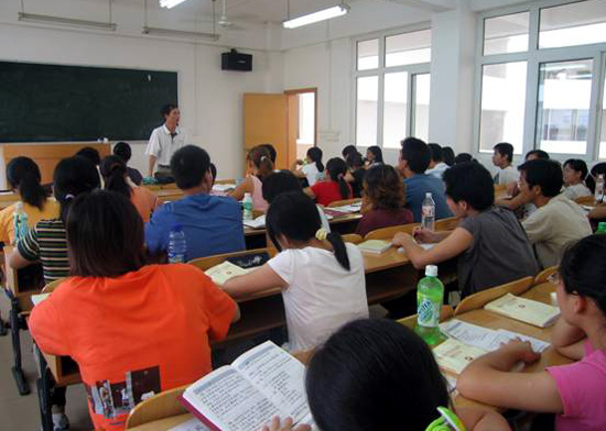 法商学院党员集中学习保持共产党员先进性文件资料并讨论。