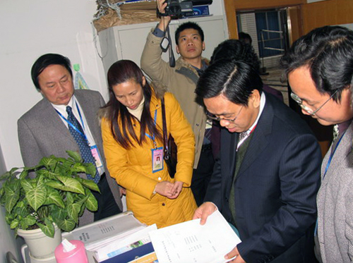 陈时见教授（右二）在查阅相关评建材料。