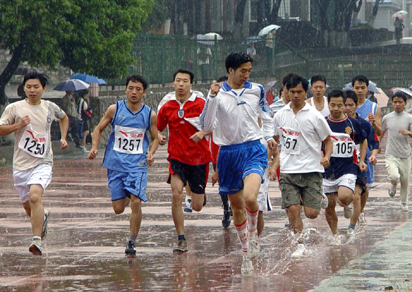 同学们冒雨参加长跑比赛。