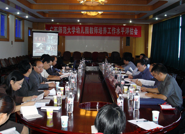 专家组在听取我校易忠副校长作自评汇报。