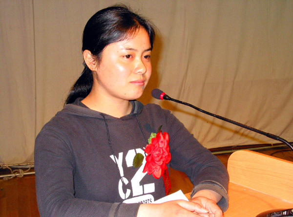 西部计划大学生志愿者正在作事迹报告。