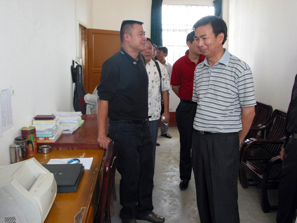 慰问团一行参观支教队员的办公场所。