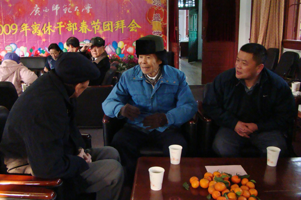 校党委副书记王源平（右）在与老同志交谈。