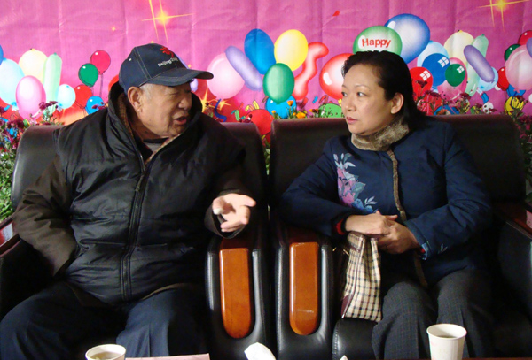 校党委书记王枬（右）在与老同志交谈。