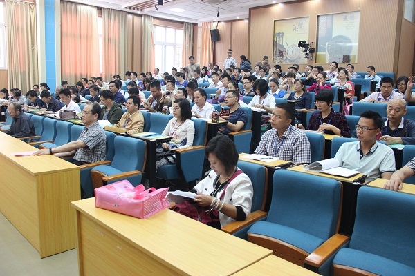 全体学员认真聆听