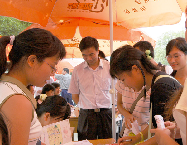 梁宏校长与新生在一起