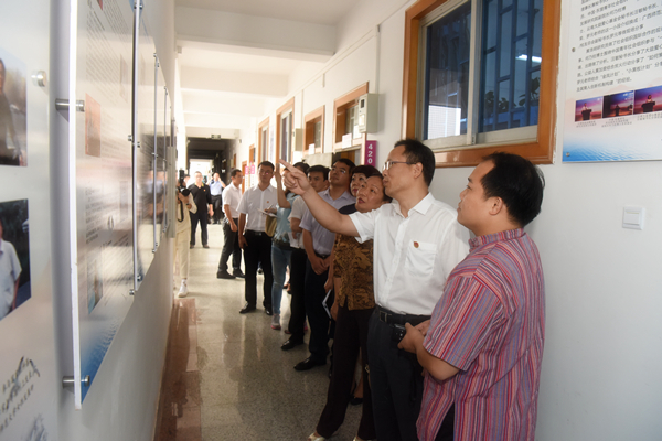徐晓书记一行参观我校中国-东盟青年社会组织发展研究院.jpg