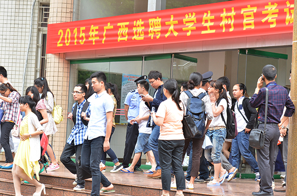 考试顺利有序开展 学生结束考试出场场景