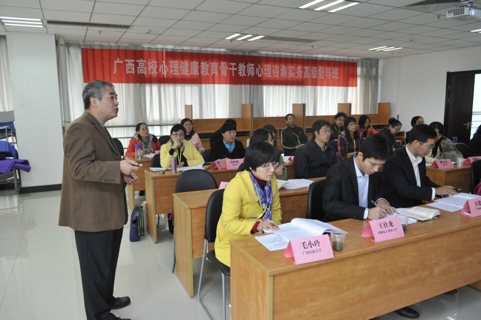 江光荣老师在上课