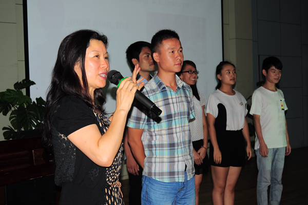 王晞老师在对志愿者们礼仪培训