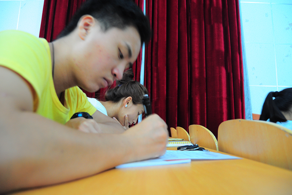 志愿者在答题(大学生通讯社 蔡彬彬 摄)