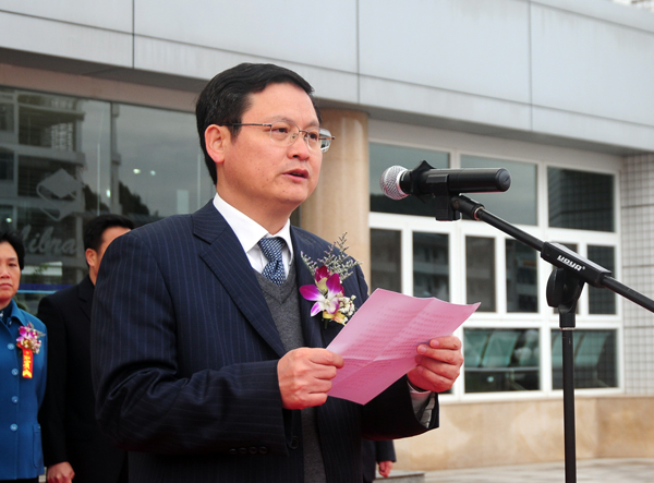 自治区教育厅副厅长黄宇在大会上讲话。