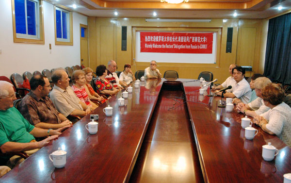 我校党委书记陈大克亲切会见了客人。