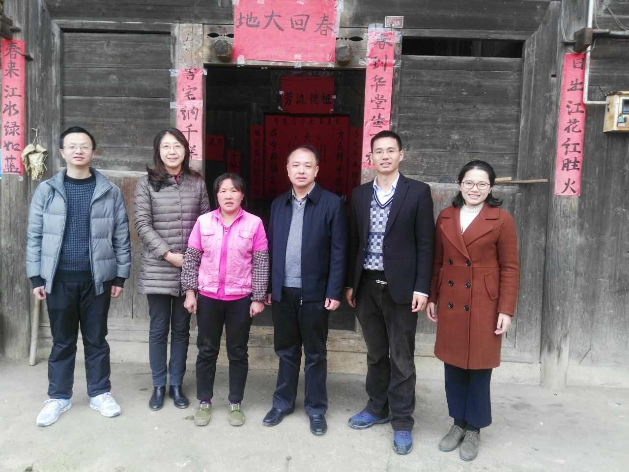 学校领导老师与学生家长合影.jpg