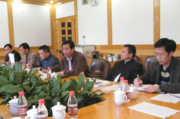 校领导向雁山区政府介绍新校区建设情况