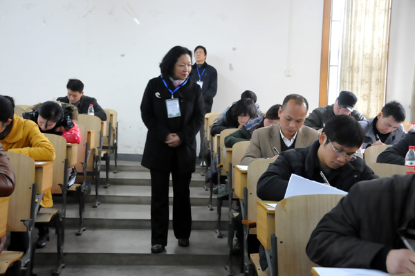 校党委书记王枬视察考场