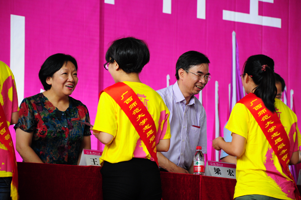 校党委书记王枬为西部计划志愿者发放录取通知书