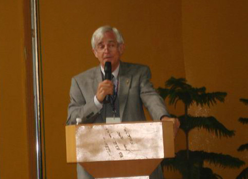 坎贝尔大学法学院院长Willis.P在做报告。