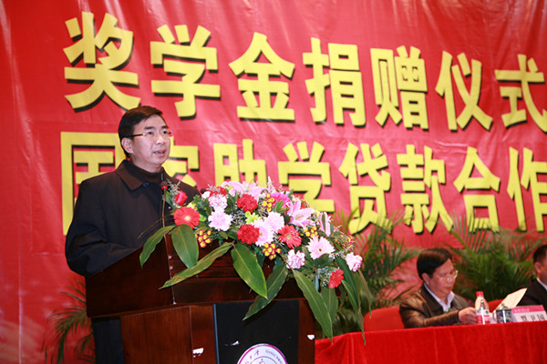 梁宏校长在仪式上致辞