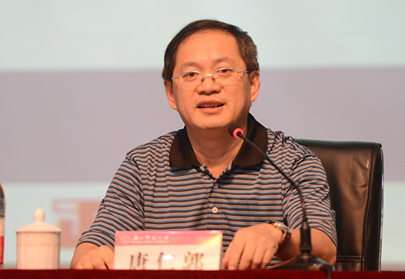 校党委副书记唐仁郭主持报告会（宣传部 王 董/摄）