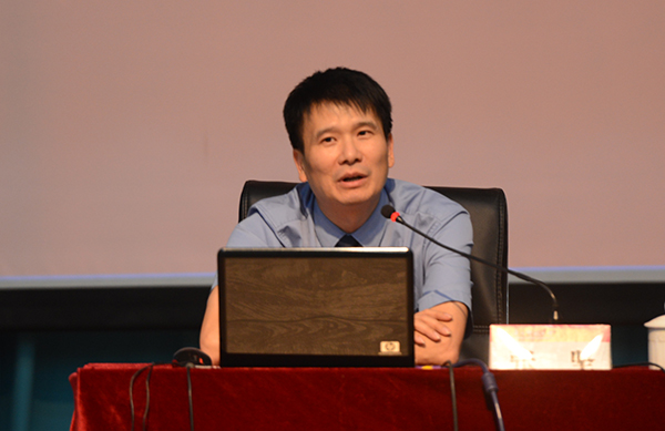 自治区人民检察院职务犯罪预防局局长张坚作报告（宣传部 王 董/摄）