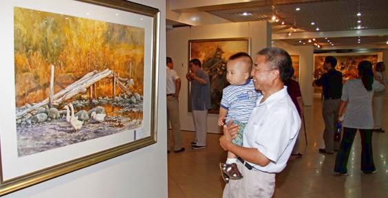 王可大教授的作品以写实和朴实的画风吸引观众的目光