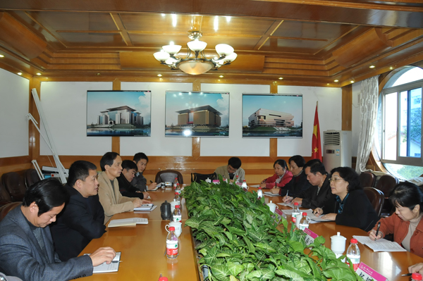 王源平副书记和我校纪委、监察处、审计处负责人与客人座谈（宣传部 赵晋凯 摄）