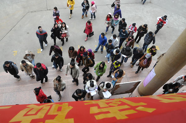 考生陆续步入考场（宣传部 赵晋凯 摄）