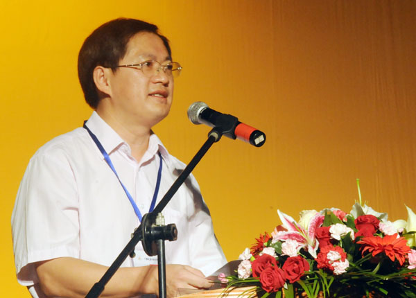 活动承办工作领导小组组长、我校党委副书记唐仁郭在开幕式上致辞。